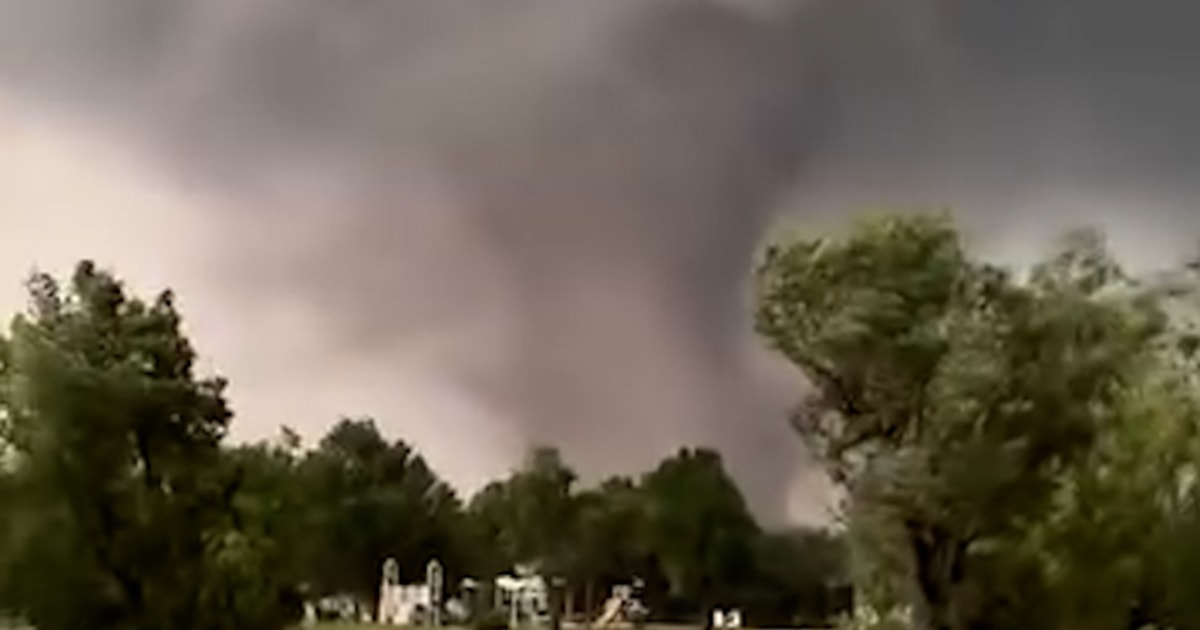 Tornado sweeps through city in Oklahoma