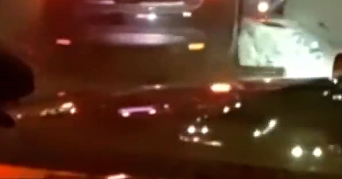 Police Officer Gets Stuck In Suspect's Getaway Car - Beritaja