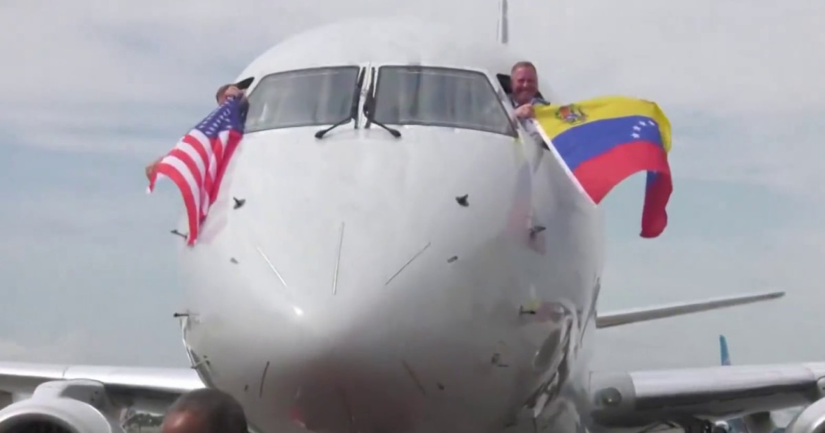 First U.S. flight to Venezuela in 7 years lands in Caracas