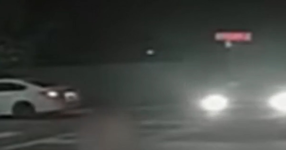 Driver Nearly Clips Child After Speeding By School Bus - Beritaja