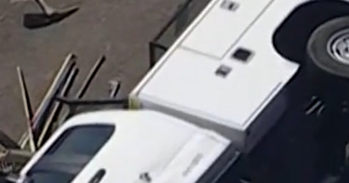 A stolen pickup truck crashes into a playground - BERITAJA
