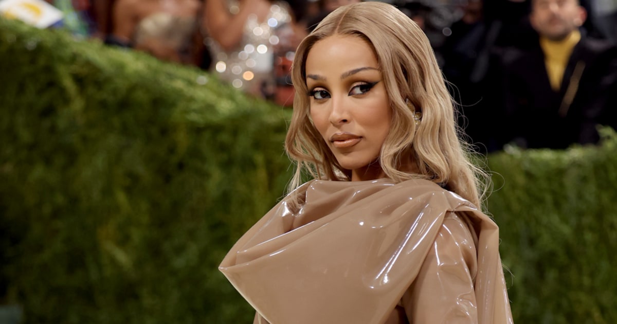 Doja Cat Arrives In Silicone Saint Laurent Dress. - Beritaja