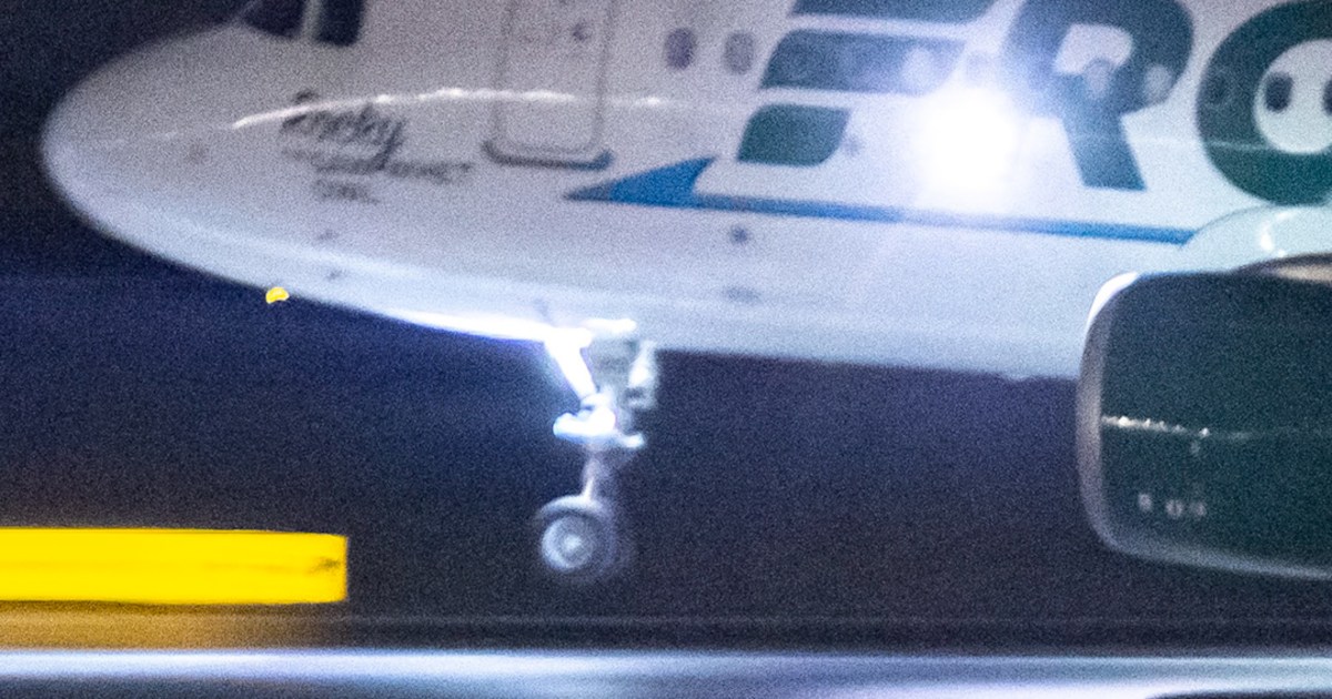 Plane Strikes Person Walking On Denver Airport Runway - Beritaja