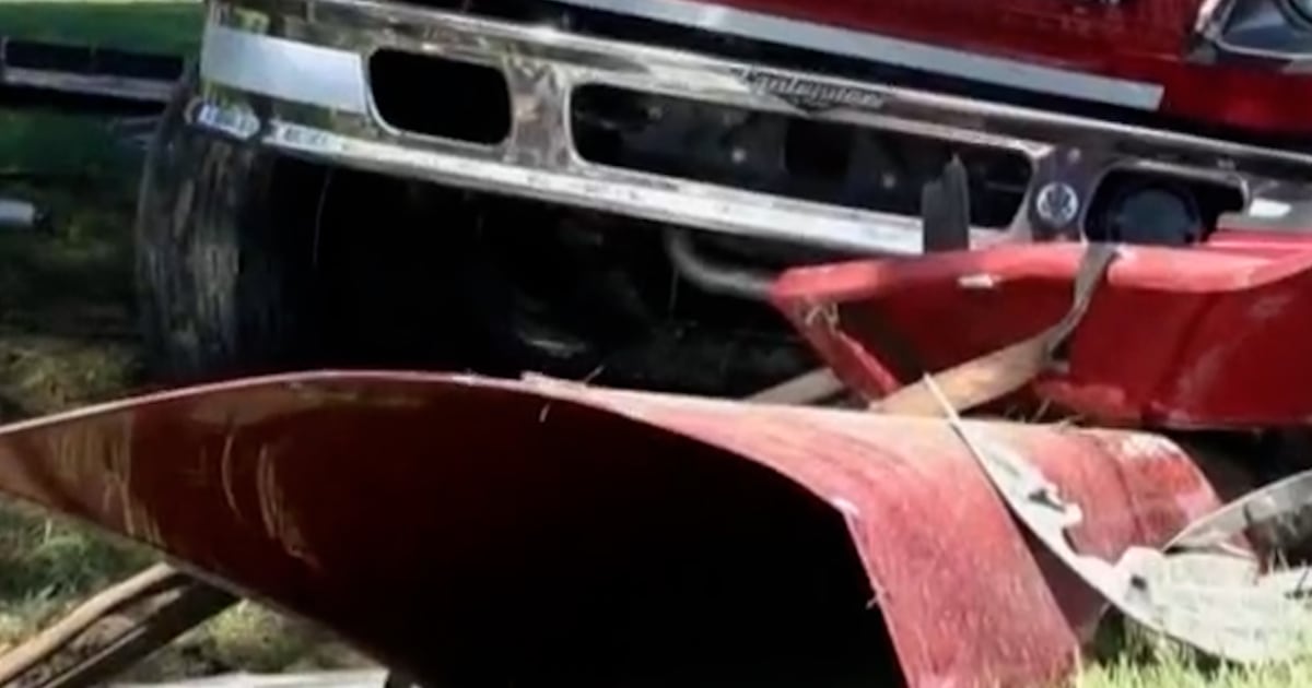 Fire truck crash leaves two firefighters in hospital - BERITAJA