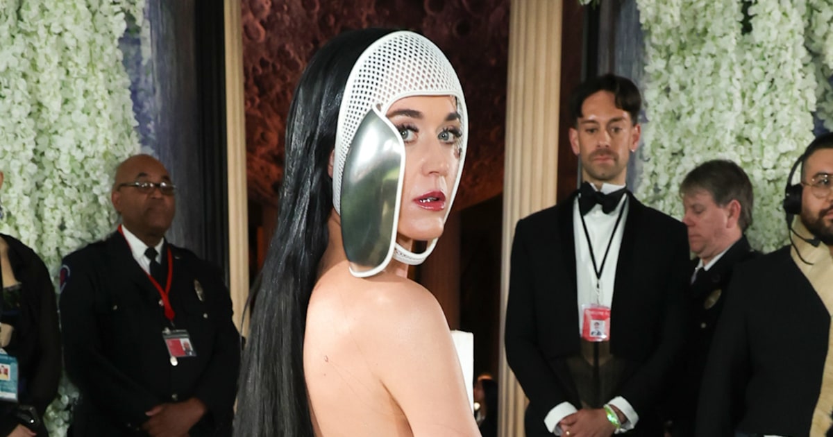 Katy Perry Gives Fans Look Behind Mask - Beritaja