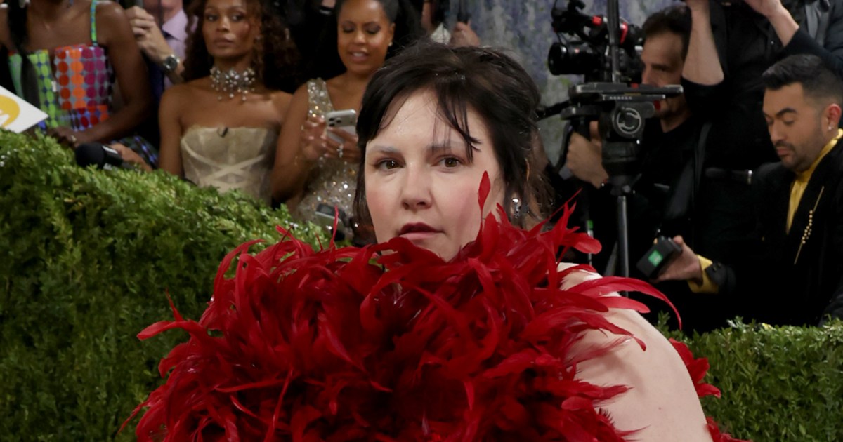 Lena Dunham Takes Flight In Red Feathered Dress - Beritaja
