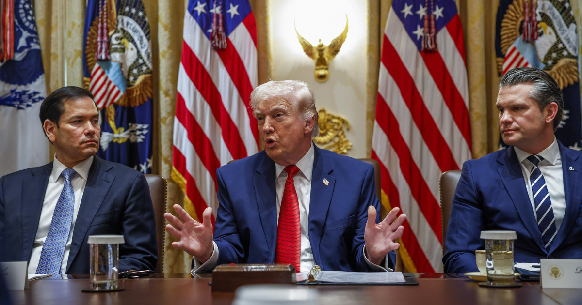 Trump holds a Cabinet meeting