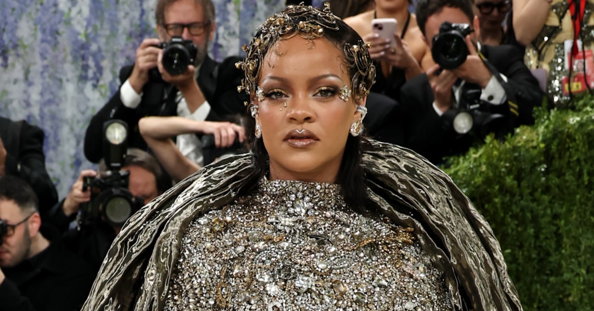 Rihanna Stuns In Gold Dress With Partner A$ap Rocky - Beritaja