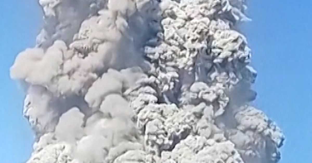 Hikers Descend Mount Dukono After Volcano Erupts - Beritaja