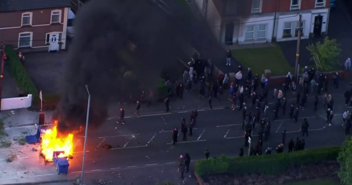 Protestos eclodem após brutal ataque com faca na Irlanda do Norte Protestos eclodem após brutal ataque com faca na Irlanda do Norte