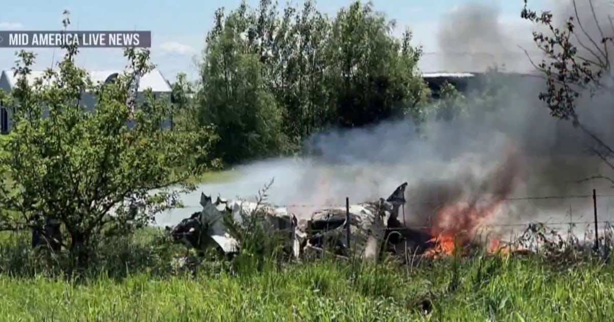 12 people killed after skydiving plane crashes in Missouri