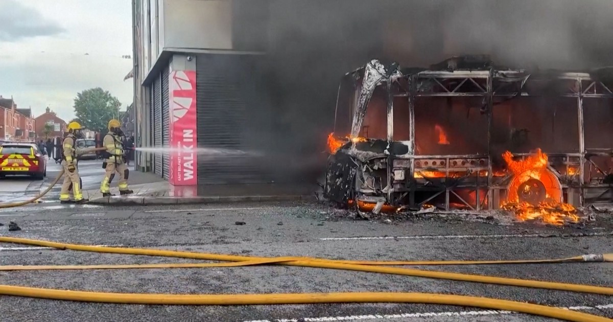 Motins continuam após ataque com faca, manifestantes incendiaram ônibus