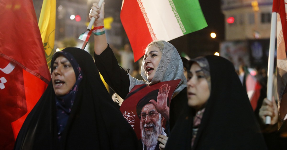 Iranianos se reúnem em Teerã após ataque a Israel