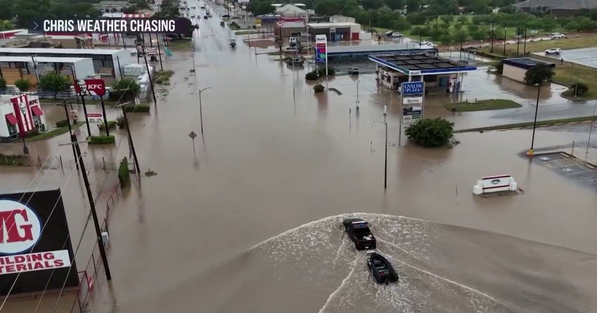 Dangerous floods prompt rescues in Texas