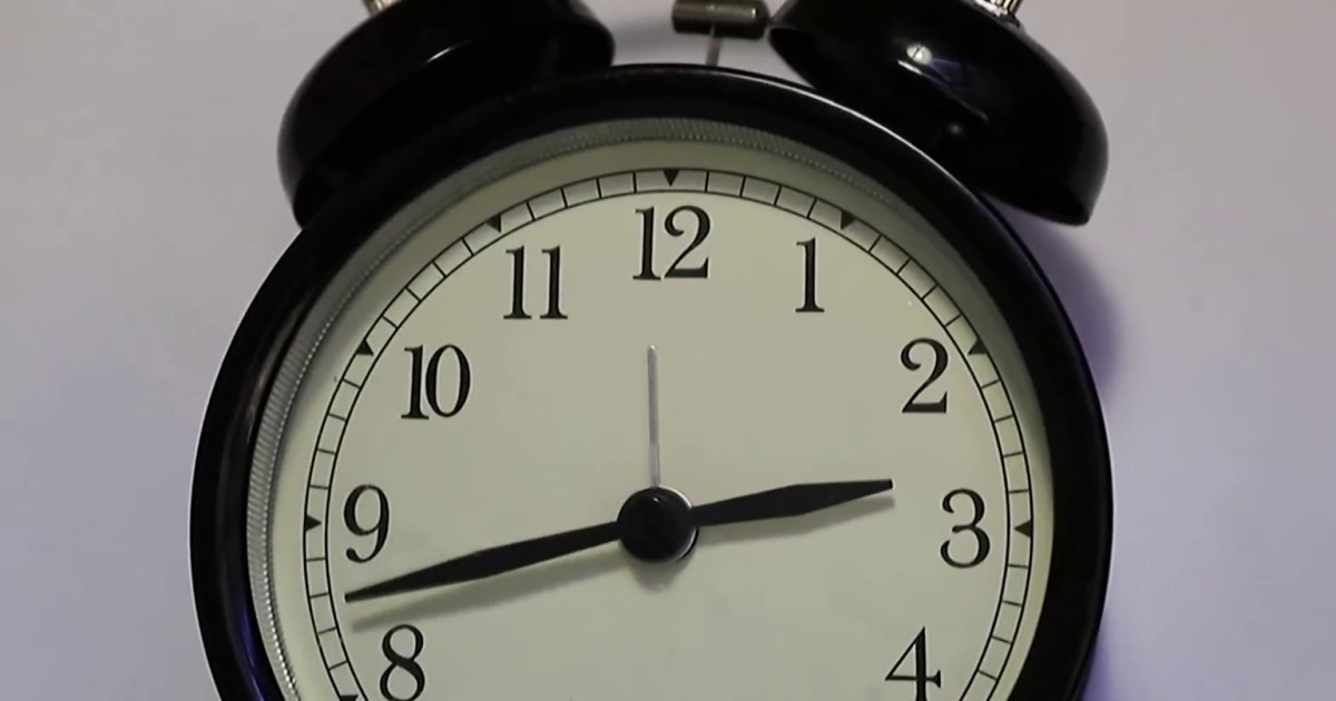 The Sunshine Protection Act, making daylight saving time permanent, was passed by the House and now heads to the Senate for consideration. What time will the sun rise for you if this passes? NBC News' Maggie Vespa reports. (Ảnh: NBC News)