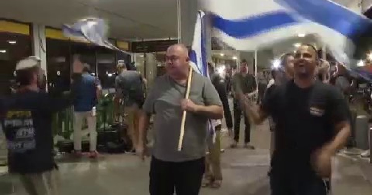 Passengers on diverted plane arrive in Tel Aviv Passengers on diverted plane arrive in Tel Aviv