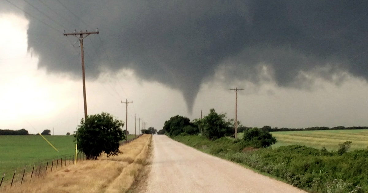 'Dangerous tornado' collapses building in Mineral Wells, Texas