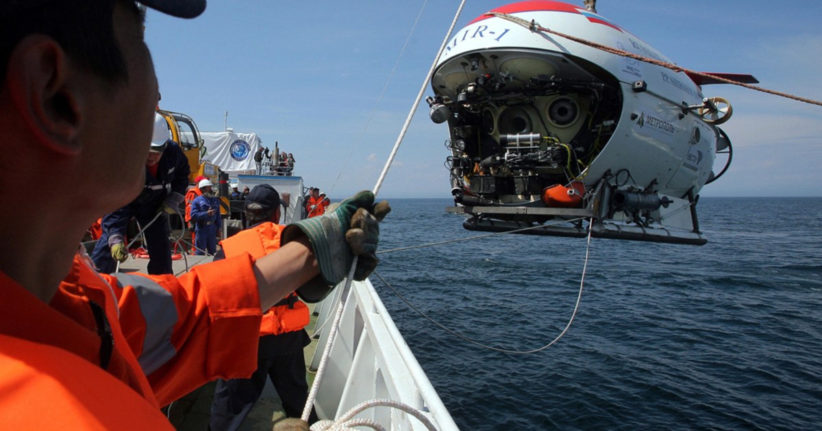 Russian Subs Reach Bottom Of Lake Baikal   080729 Mir2 Baikal Hmed 