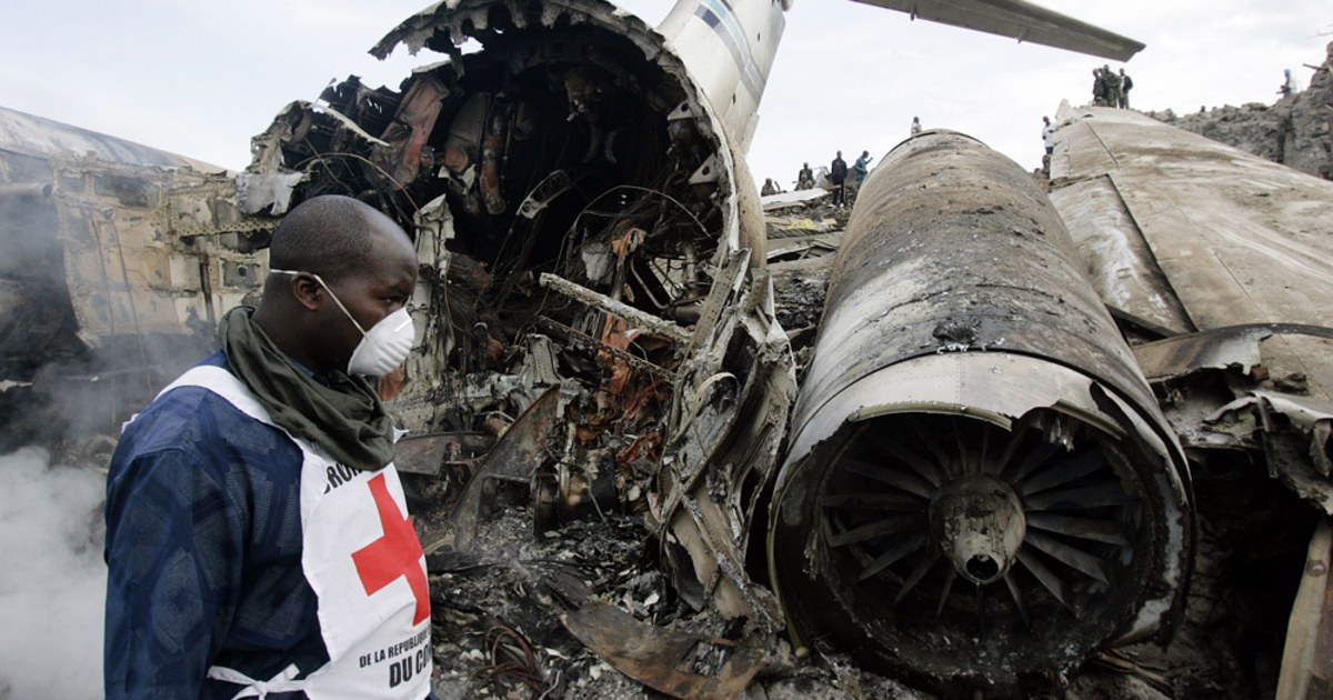 Passenger jet crashes into market in Congo