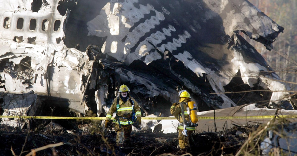 7 killed in crash of cargo jet in Canada