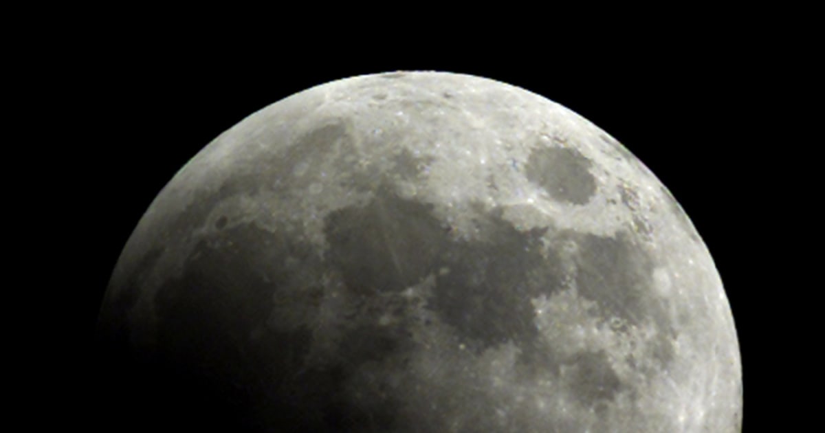 Stargazers enjoy total lunar eclipse