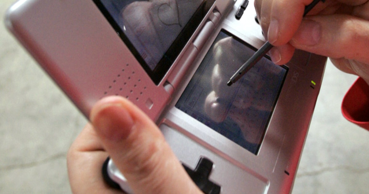 Our hands-on impressions: Nintendo to start selling DSi XL a week before  Apple debuts iPad