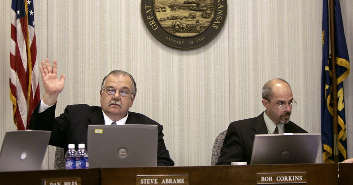 Kansas education board downplays evolution