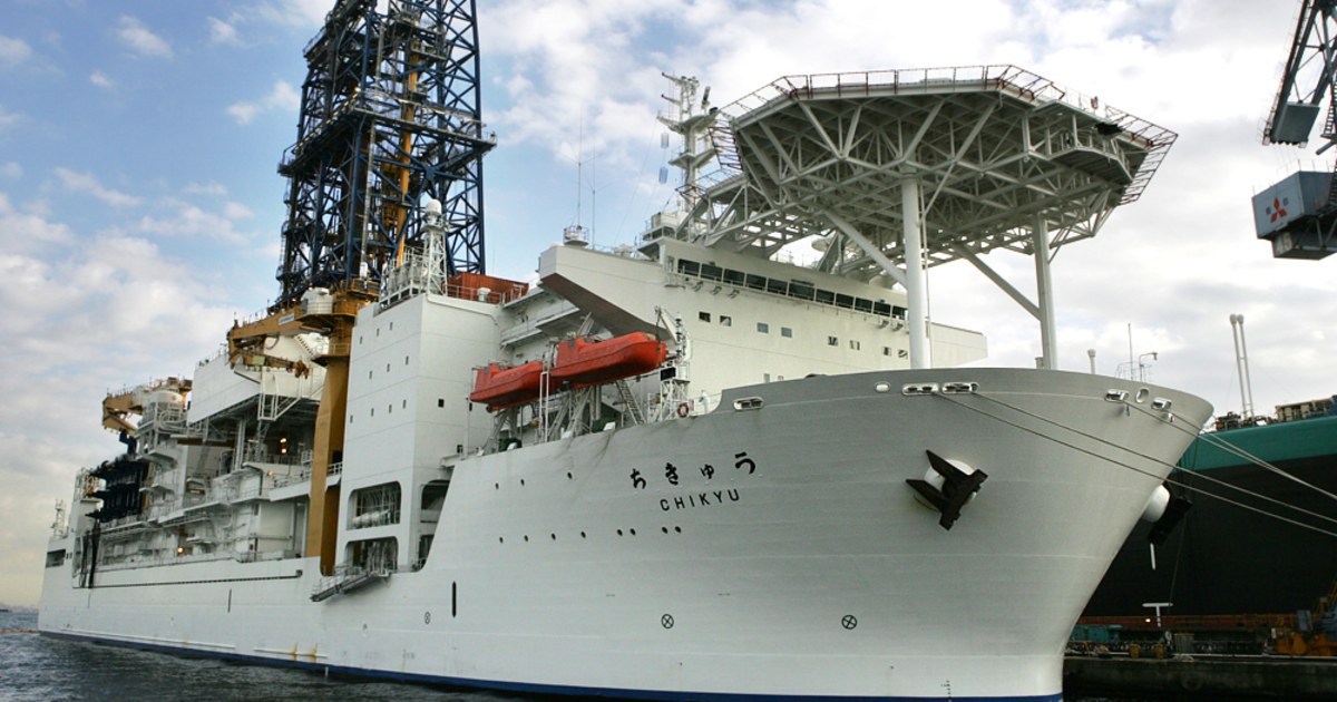 Ship drills for scientific deep-sea riches