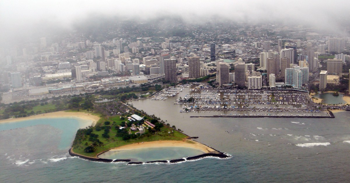 Sewage spill forces Waikiki beach closures