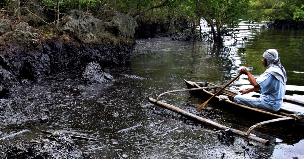 Philippines to get more help with oil spill