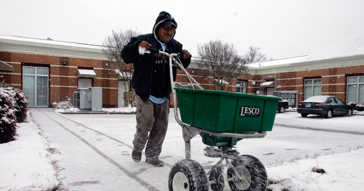 Southeast snow closes schools, cancels flights