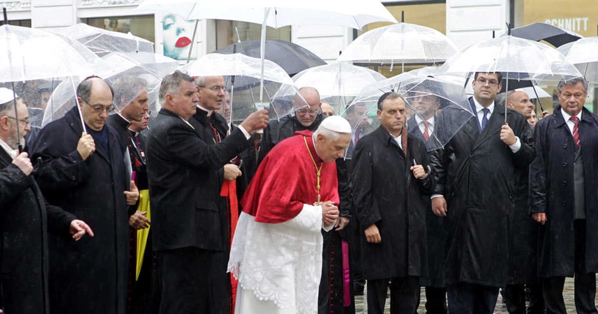 Pope honors Jewish Holocaust victims