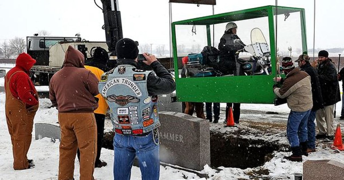 Dead Biker Buried Astride Harley in Clear Casket