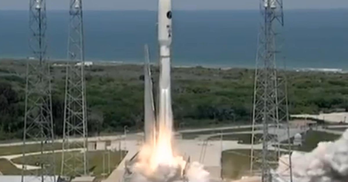 Liftoff! Atlas Rocket Launches U.S. Spy Satellite Into Orbit