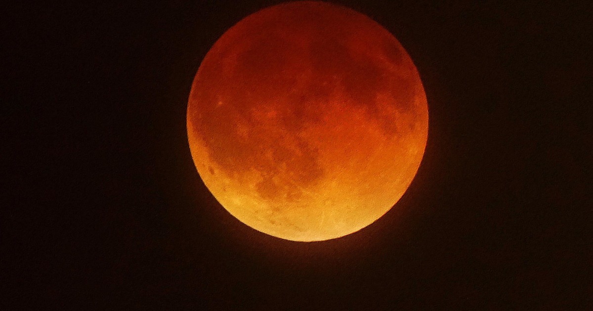 MoonDay! Skywatchers Catch a 'Blood Moon' Eclipse and Mars