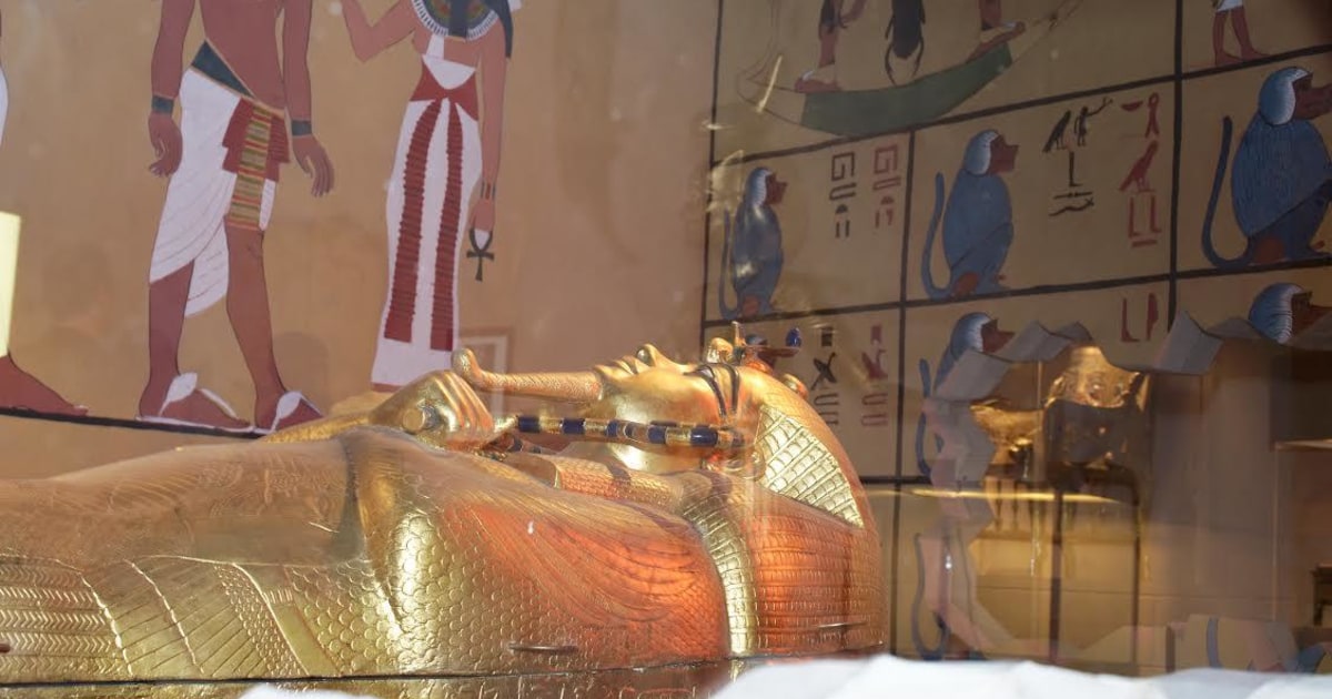 Real or Replica? Tourists Line Up to See Fakes