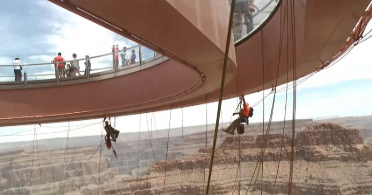 Workers Dangling 4,000ft To Clean Grand Canyon Skywalk