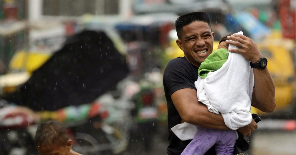Thousands Flee as Typhoon Rammasun Slams Philippines