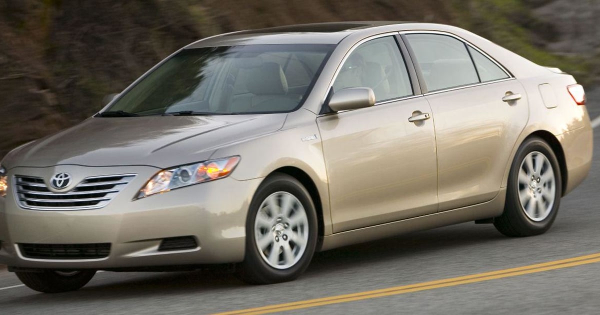 Toyota Should Recall Older Camry Hybrids, Consumer Reports Says