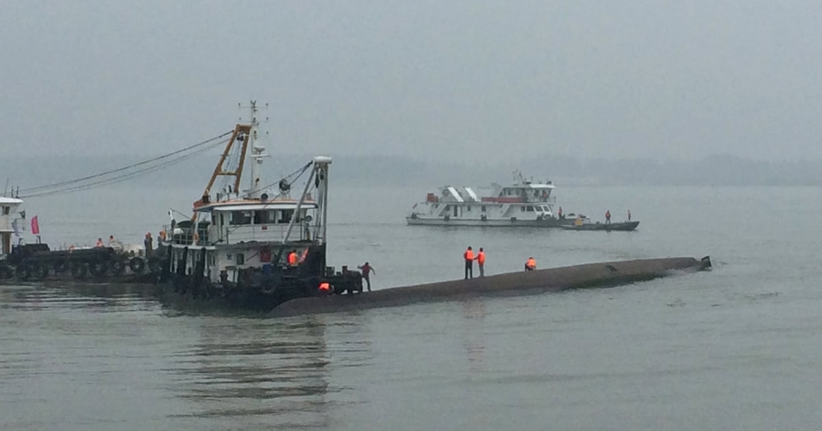 По судну стучит вода. Затонувшие корабли в азовском море. Балластная вода на судне. Правила поведения при катании на лодке. По судну стучит вода.