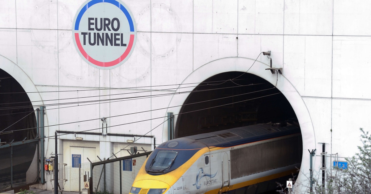 Migrants Climb on Roof of Eurostar Train From London to Paris: Passenger