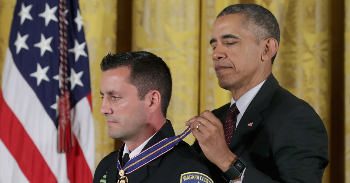 Obama Awards Medal of Valor to 13 Police Officers