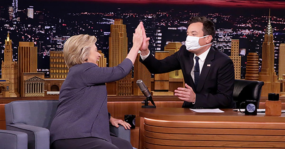 jungle Knop Rotere Jimmy Fallon Welcomes Hillary Clinton — Wearing a Surgical Mask