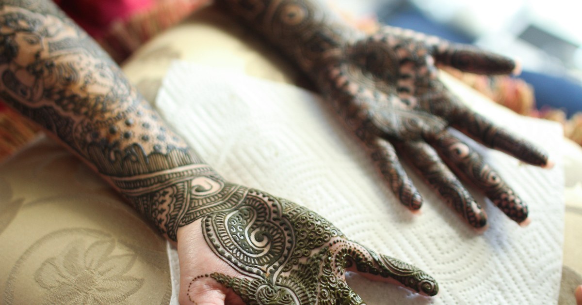 Palestinian henna tattoo artist displays her craft  in pictures