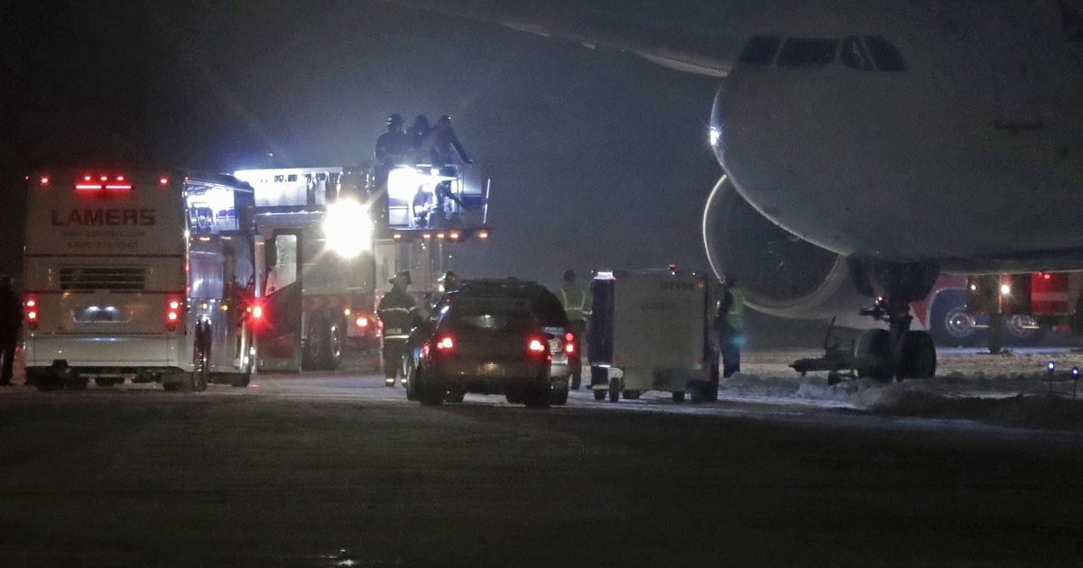 Minnesota Vikings plane slides off runway - CBS News