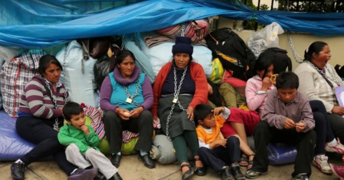 Chained to Health Ministry, Peruvians Protest Mining Pollution