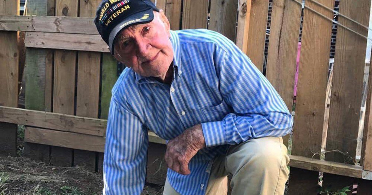 Photo of 97-year-old WWII veteran taking a knee goes viral on Twitter