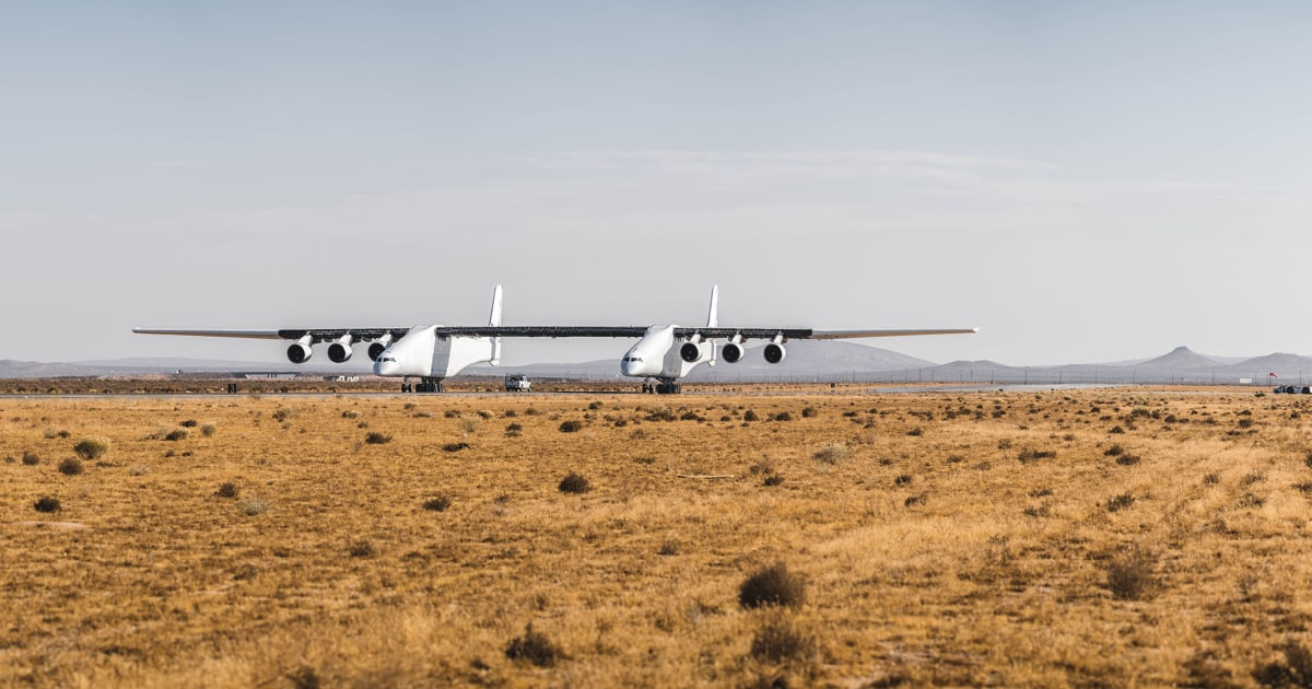 Двойной самолет фото Stratolaunch' test puts billionaire's giant jet through its paces