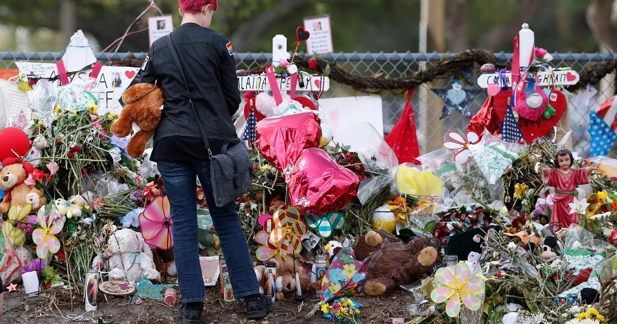 Couple accused of stealing from Parkland shooting memorial