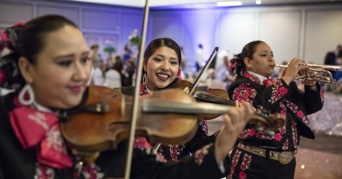 Mujeres de Mariachi: Women take center stage on male tradition